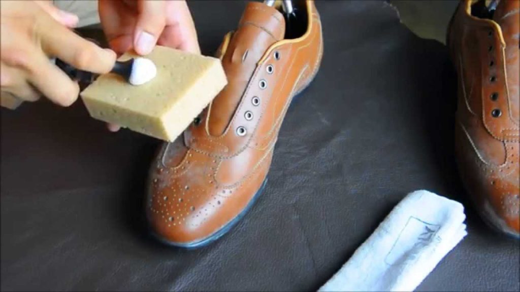 Cách giặt giày da